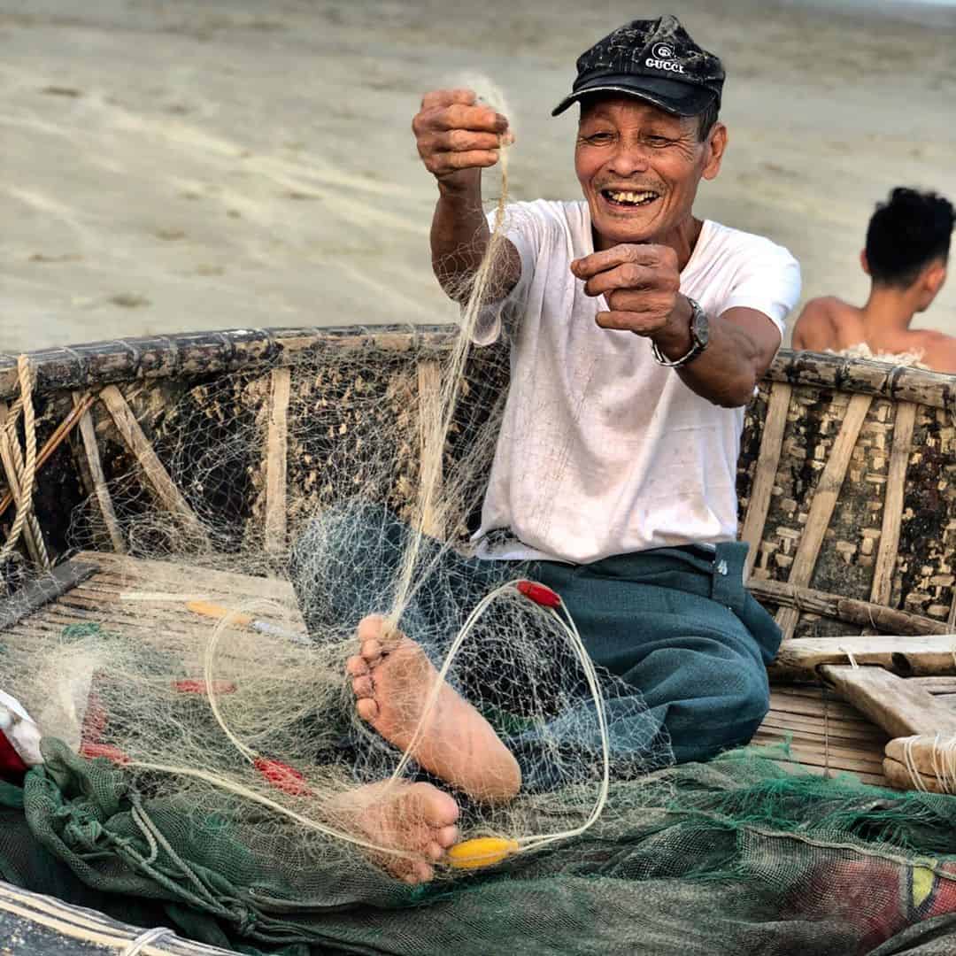 danang-beach-fisherman-smile-vietnam #danang #beach #fisherman #smile #vietnam #travel